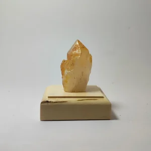 سنگ-کلکسیونی-کوارتز-چندقلوی-هماتوئیدی-روی-پایه-چوبی